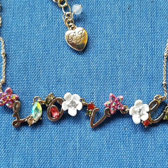 💐💚Betsey Johnson L-O-V-E Floral Necklace - NWOT💚💐 - Picture 3 of 6